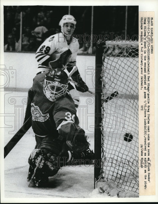 1983 Press Photo Red Wings Goalie Greg Stefan Makes Save On Shot - Historic Images