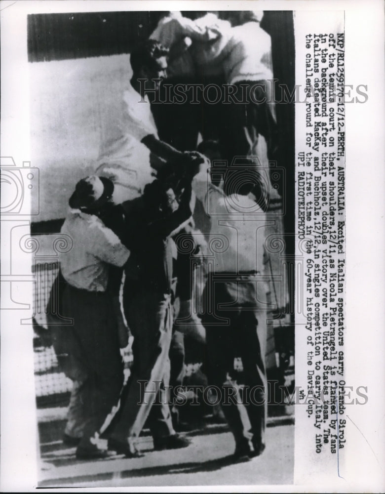 1960 Press Photo Italian spectators carries Orlando Sirola off the tennis court. - Historic Images