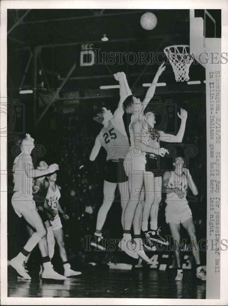 1952 Press Photo Players jump for possesion of ball during Illinios-Indiana game - Historic Images