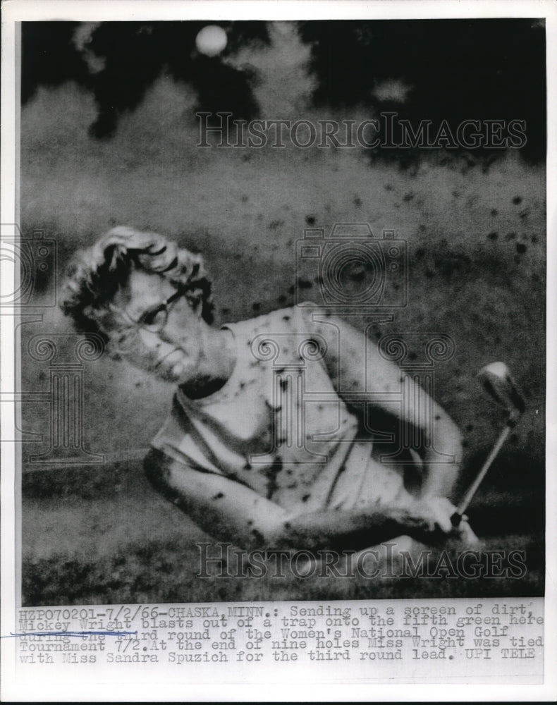 1966 Press Photo Mickey Wright blasts out of a trap at Chaska, Minnesota - Historic Images