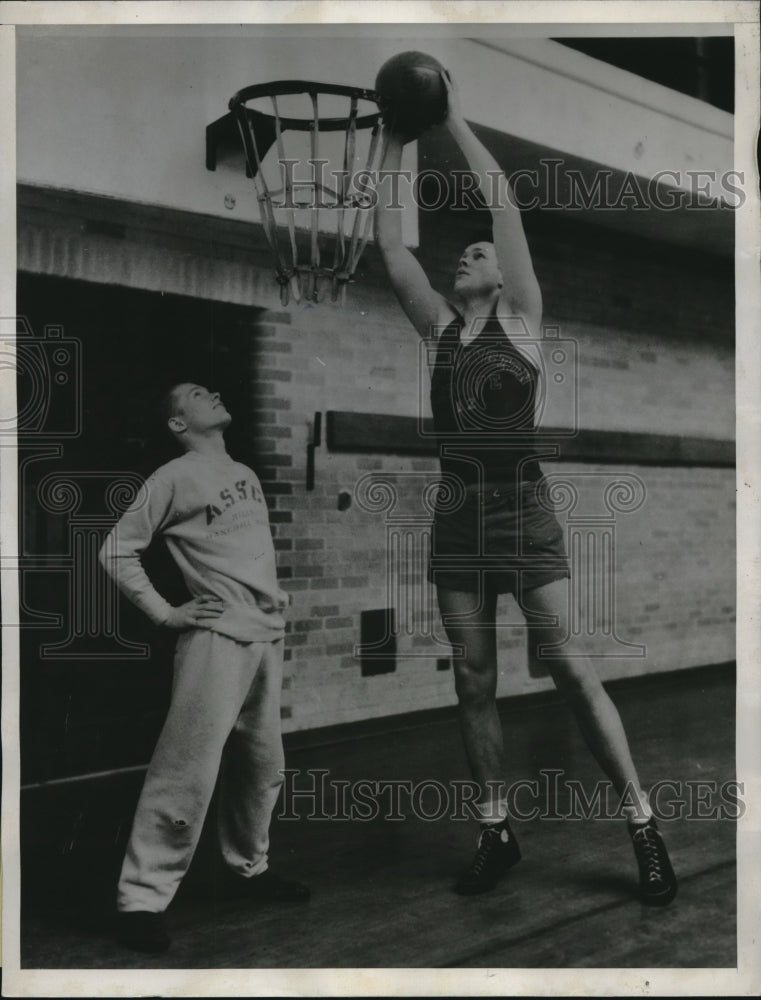 1934 Press Photo Bob Houston, Center, Washington State College, 6 feet, 7 1/2 in - Historic Images