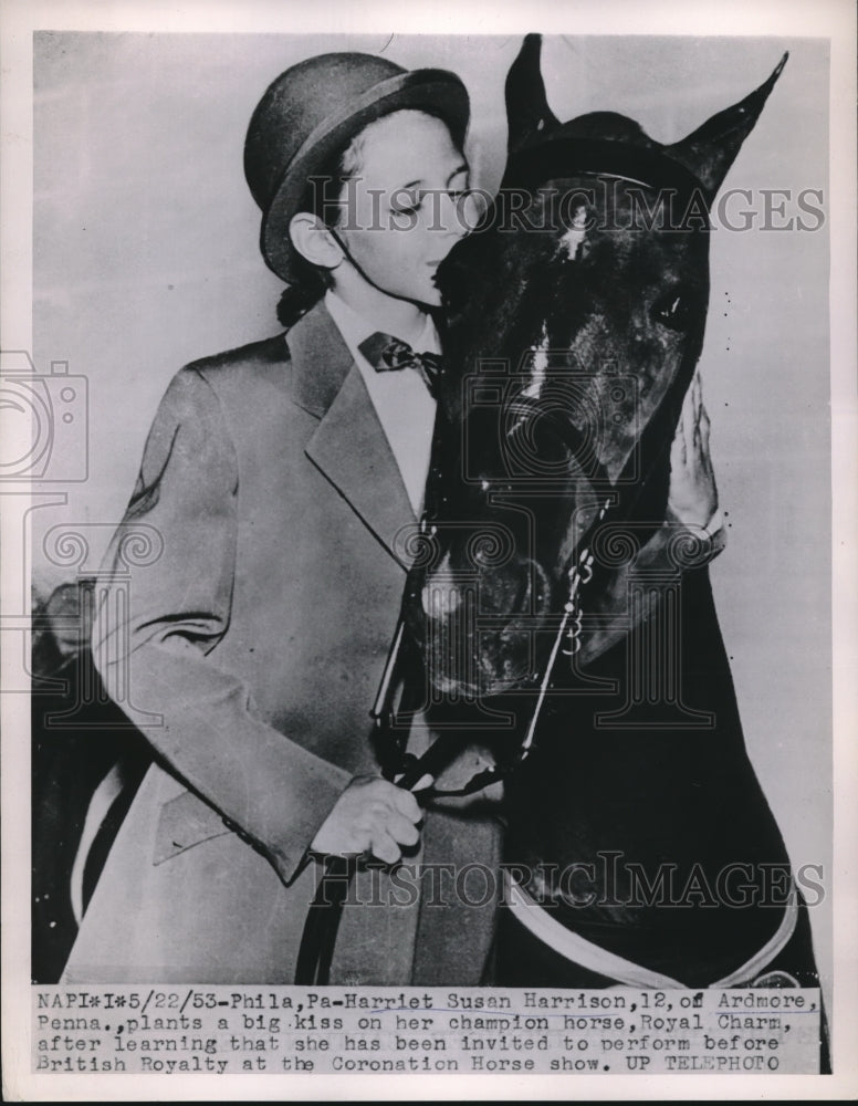 1953 Press Photo Susan Harrison plants a big kiss on her champion horse. - Historic Images