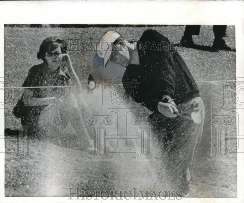 1970 Press Photo Casper blasts from a sand trap during Masters golf tournament. - Historic Images