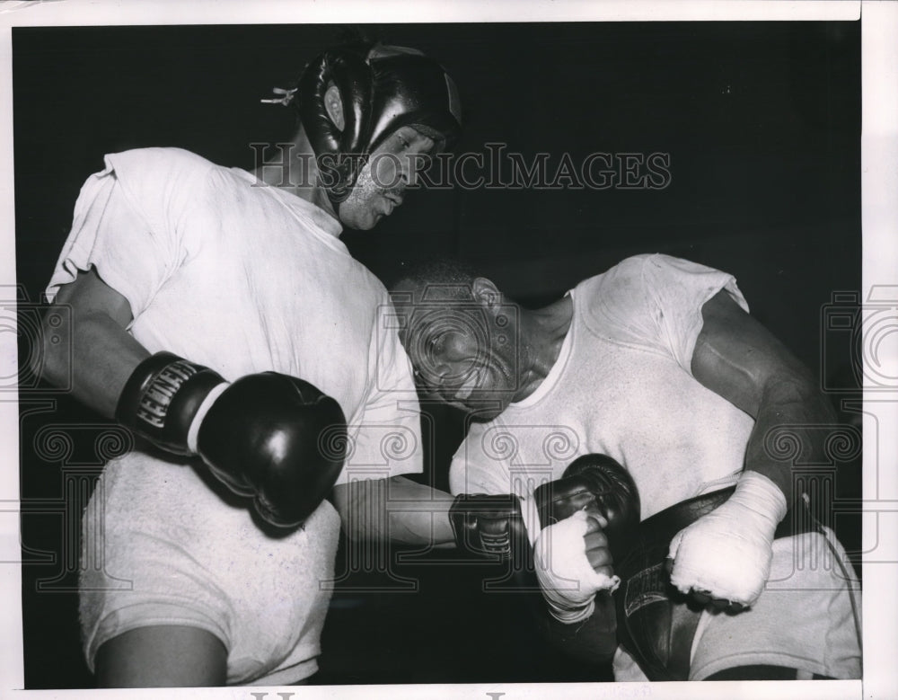 1953 Press Photo Jersy Joe Walcott spares with Tom Sloan - Historic Images