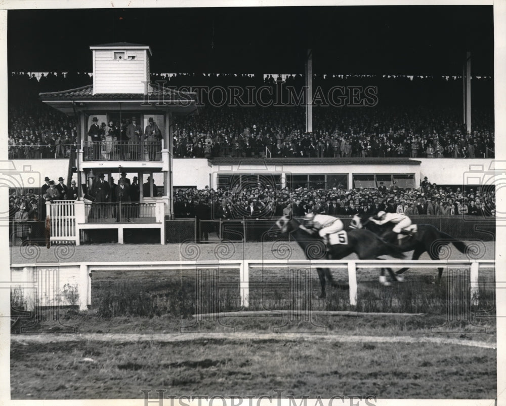 1937 Press Photo W Saunder aboard Mary Keen at 7th Heaven Stakes at Bowie track - Historic Images