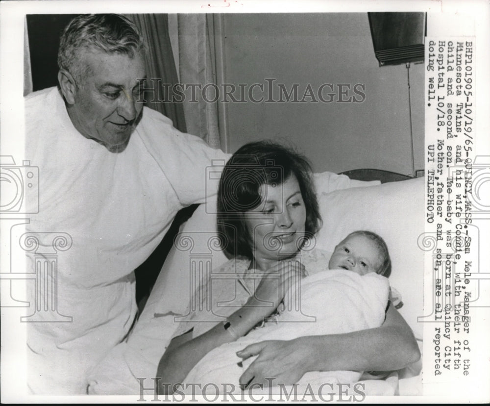 1965 Press Photo Quincy, MassSam Mele, mgr of Minn. Twins ,wife Connie & baby - Historic Images