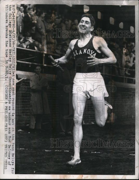 1956 Press Photo Philadelphia, Pa Ron Delaney of Villanova at track relay - Historic Images