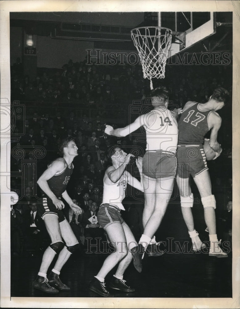 1944 Press Photo Wade Duym goes into the air blocking a basket shot. - nes11524 - Historic Images