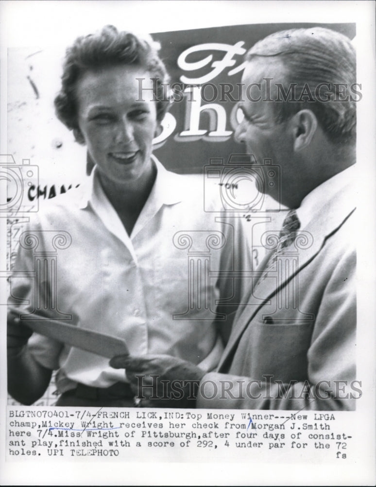 1960 Press Photo Winner Mickey Wright recieves her check from Morgan J. Smith - Historic Images