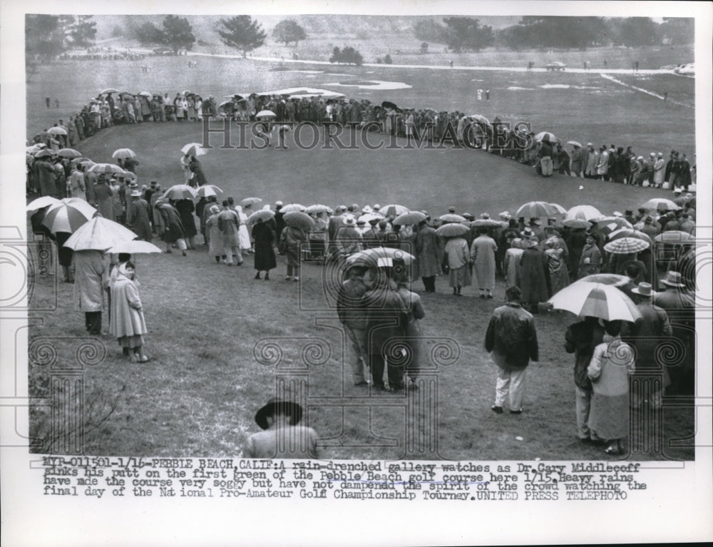 1956 Press Photo Dr. Cary Middlecoff sinks his putt on Pebble Beach Golf Course. - Historic Images