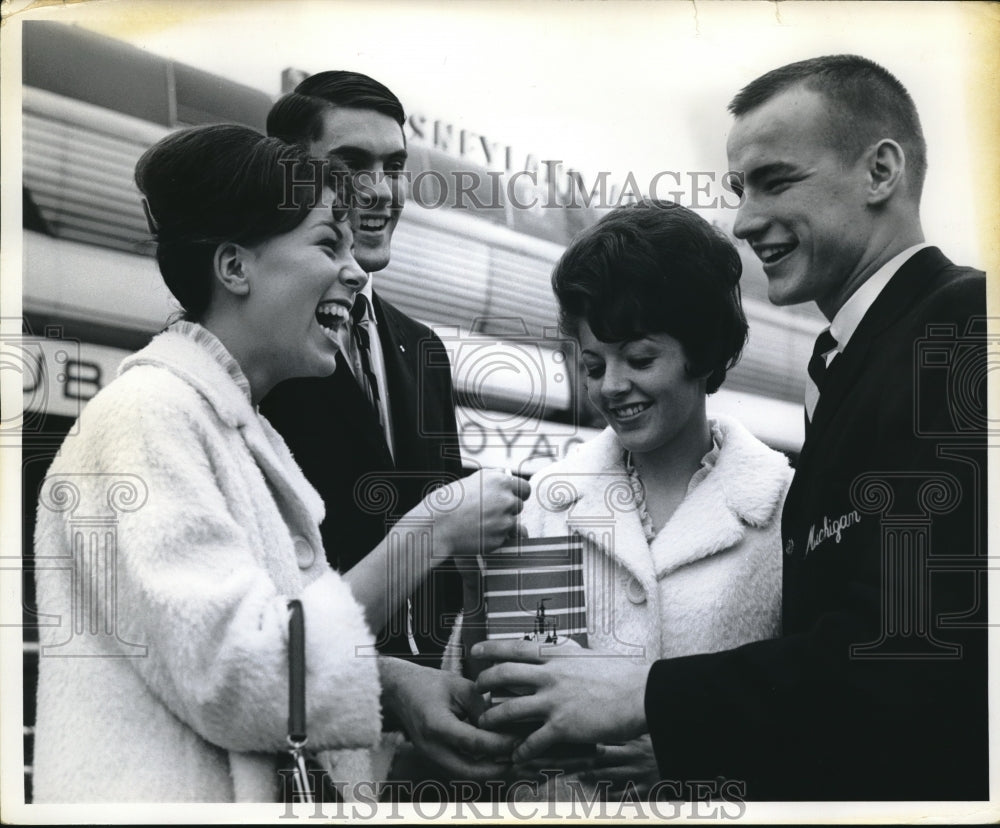 1965 Press Photo Rose Bowl Princesses Christine LaSage &amp; Mary Cutler - nes11680 - Historic Images