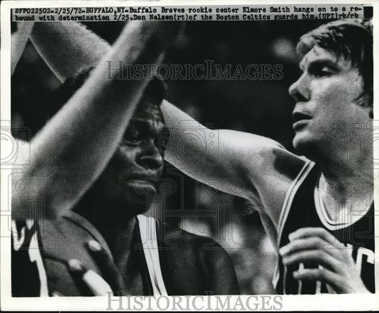 1972 Press Photo Buffalo Braves' Elmore Smith rebounds vs Don Nelson of Celtics - Historic Images