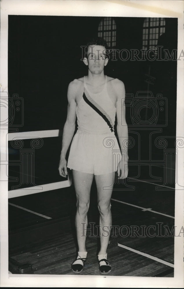 1940 Press Photo Chapel Hill, NC Frank Fuller, Univ of Va hurdler sets record - Historic Images