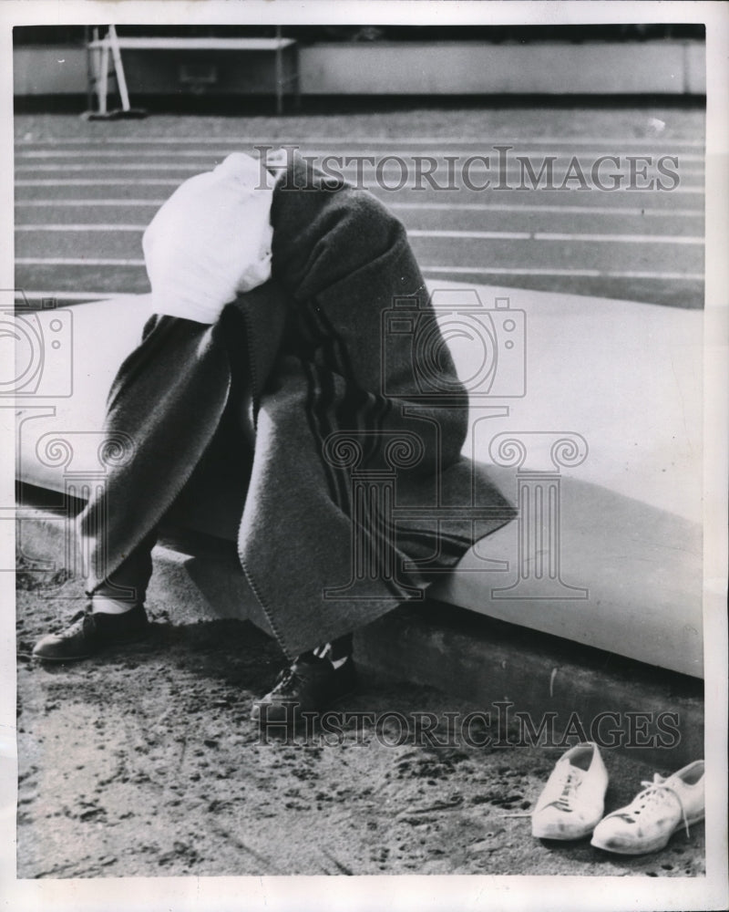 1952 Press Photo Helsinki, Finland Olympics Fortune Gordien waits for discus - Historic Images