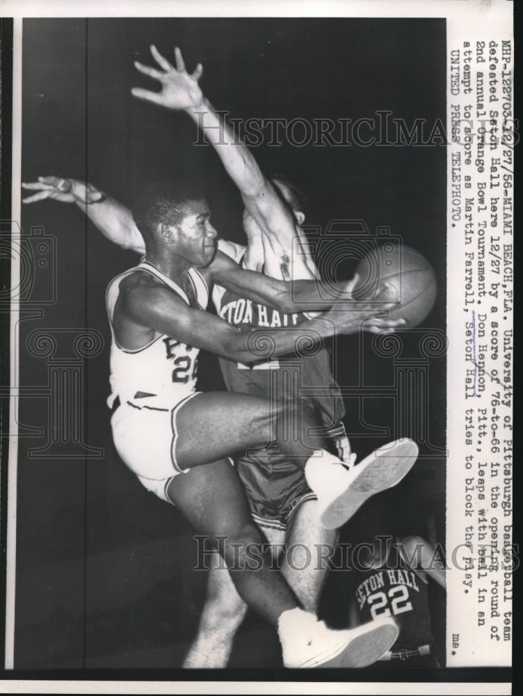 1956 Press Photo Miami Beach, Fla Univ of Pa Basketball Don Henson vs M Farrell - Historic Images