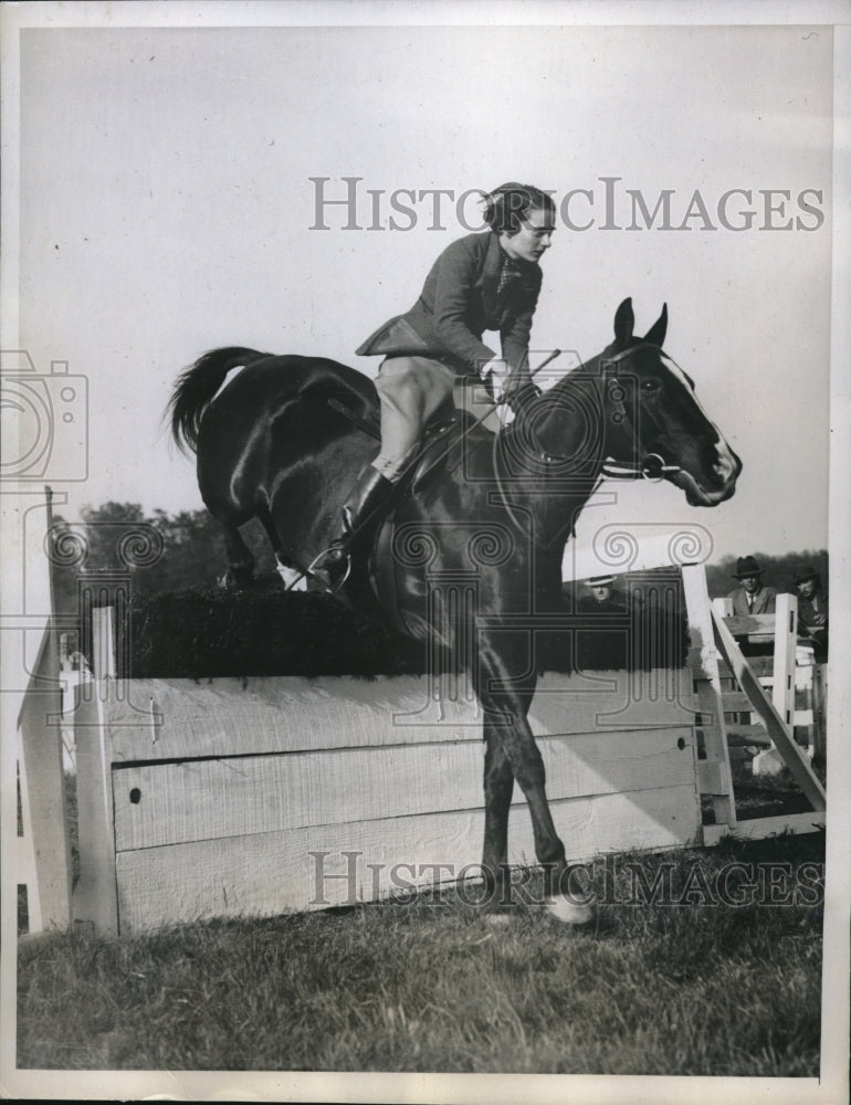 1935 Press Photo Louise Herron on &quot;Papoose&quot; at National Capital Horse Show - Historic Images