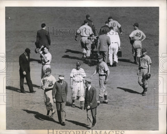 1945 Press Photo Roy Hughes, short stop, is carried off the field. - Historic Images