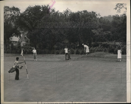 1935 Press Photo Mrs Ed Stevens chipping vs marion Fischer - nes11945 - Historic Images