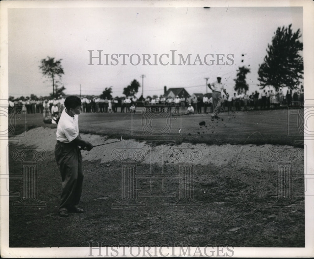 1947 Press Photo Detroit, Mich Chick Harbert chips out of sand trap in PGA final - Historic Images