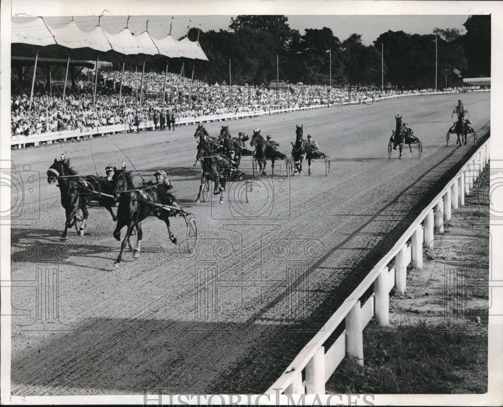 1946 Press Photo Goshen, NY Tom Berry on Chestertown wins Hambeltonian race - Historic Images