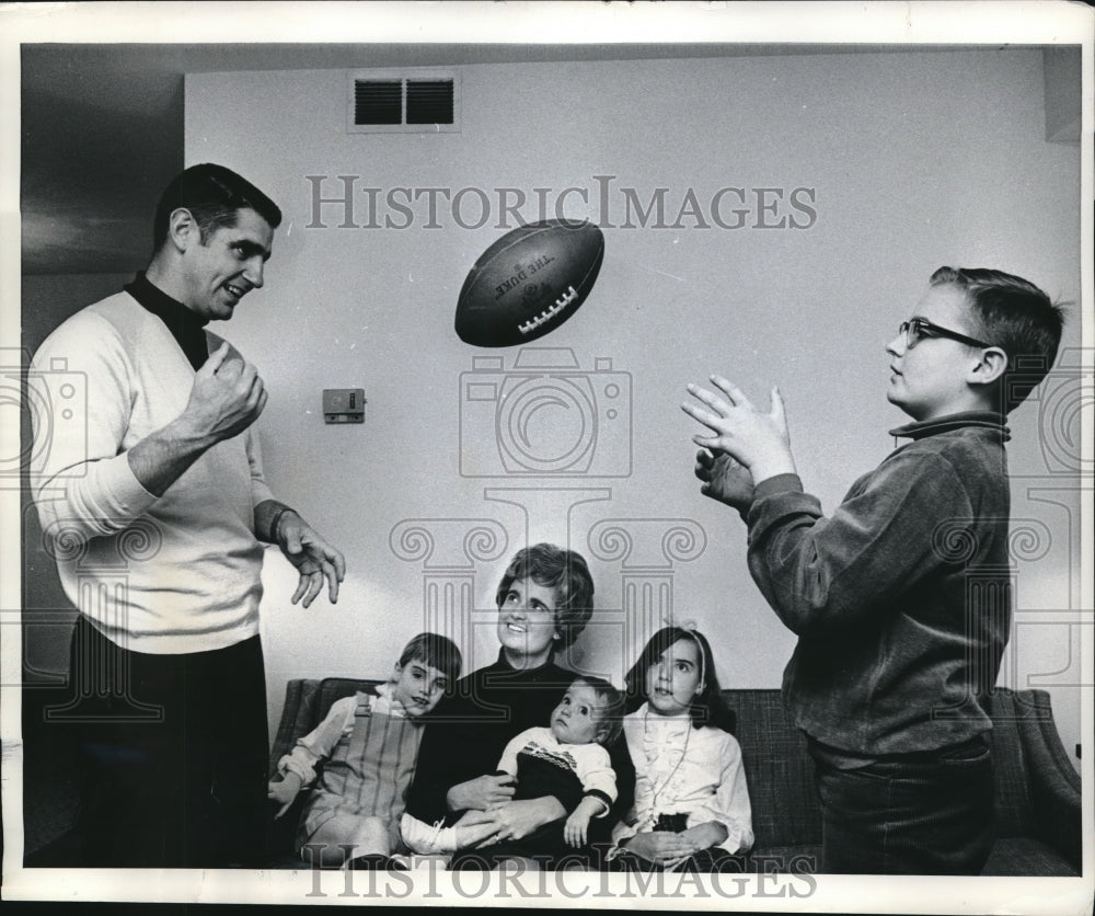 1968 Press Photo Baltimore Colts Quaterback Earl Morrell, with family - Historic Images