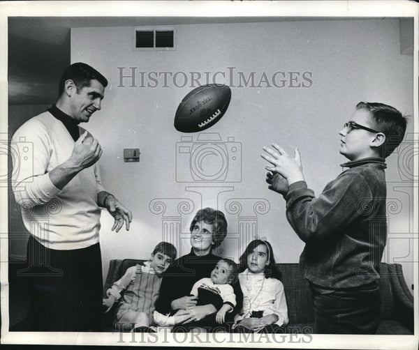Morrell Family 1968 Press Photo Baltimore Colts Quaterback Earl Morrell, with family ...