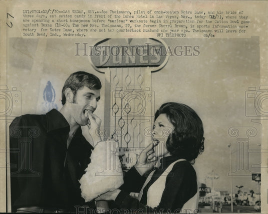 1970 Press Photo Notre Dame' s quarter back Joe Theisman marries Cheryl Brown - Historic Images