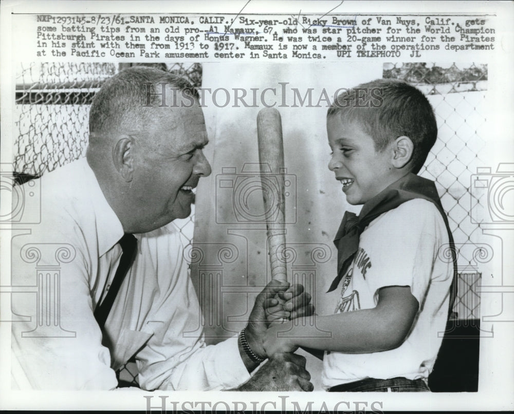 1961 Press Photo Al Mamaux veteran Pittsburg Pirate pitcher and new fan - Historic Images