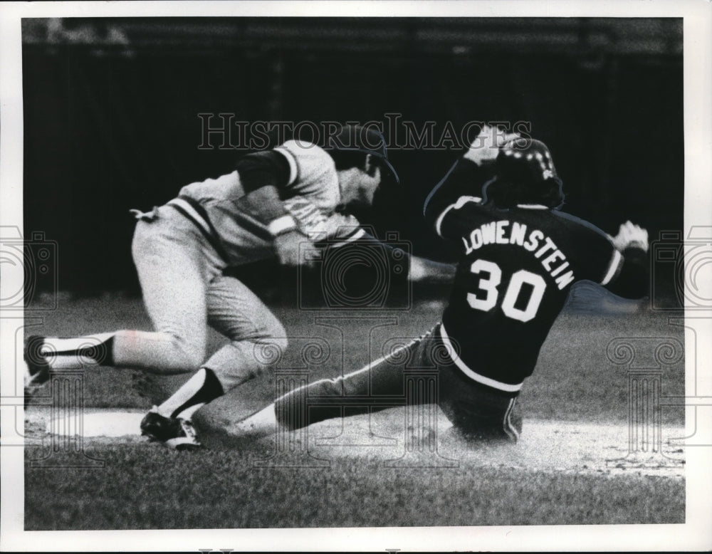 1977 Press Photo John Lowenstein out at 2nd vs Cob Heise - Historic Images