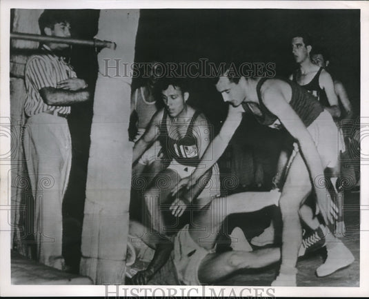 1952 Press Photo Urufuayan & French Players Rough Play at Olympic Baksetball - Historic Images