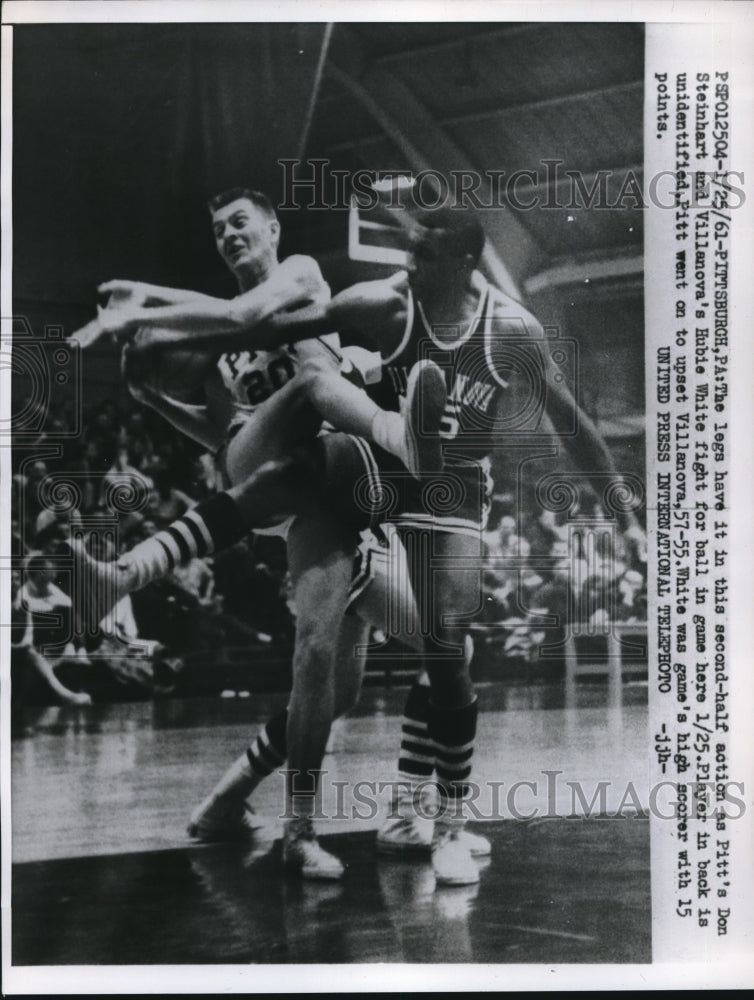 1961 Press Photo Pittsburg Don Steinhart &amp; Villanova Hubie White Fight For Ball - Historic Images