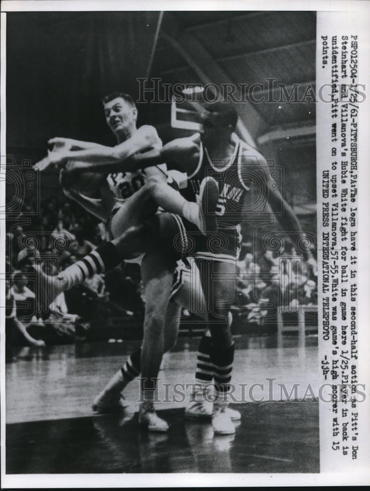 1961 Press Photo Pittsburg Don Steinhart & Villanova Hubie White Fight For Ball - Historic Images