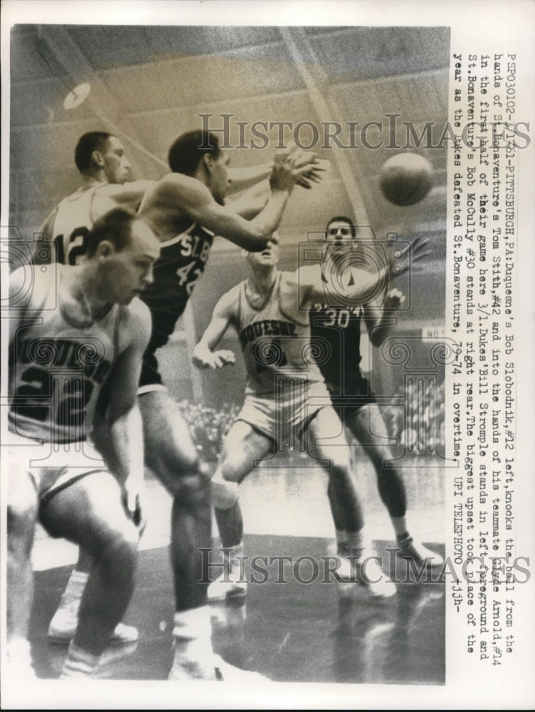 1961 Press Photo Pittsburgh, Duquense B Slobodnik vs St Bonaventure's Tom Stith - Historic Images