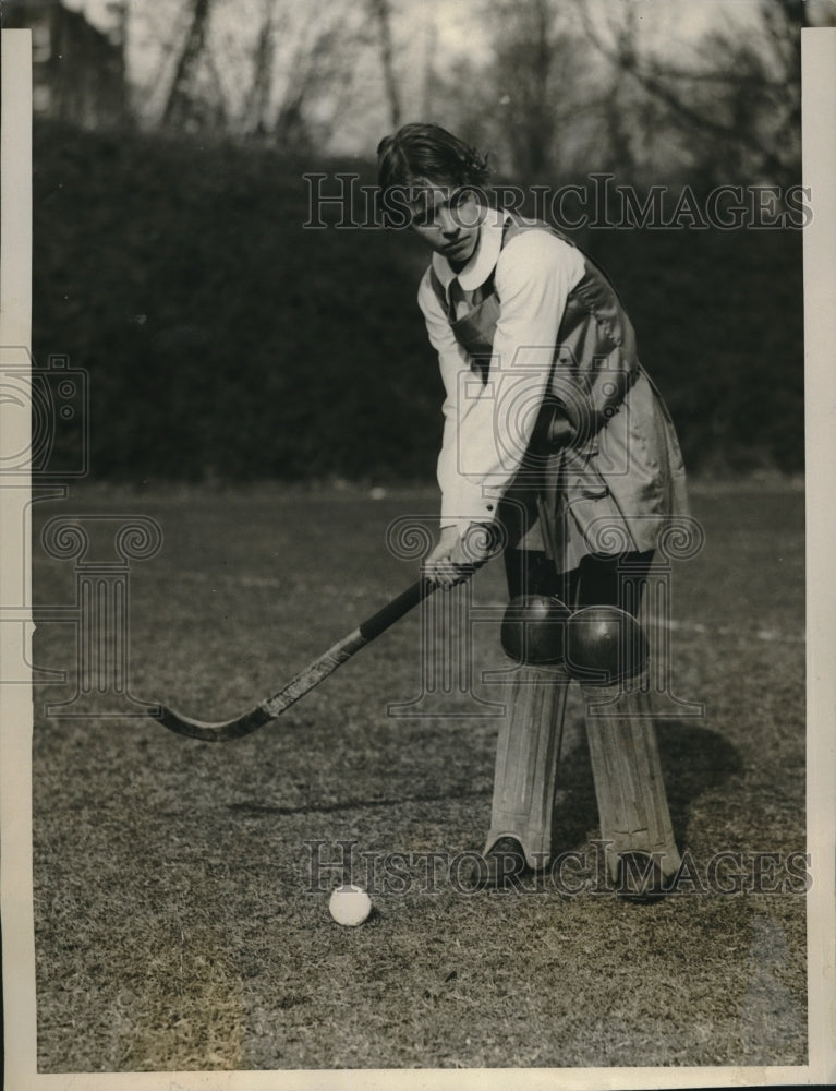 1928 Press Photo Katherine Rieser, goal keeper for Bryn Mawr College hockey team - Historic Images