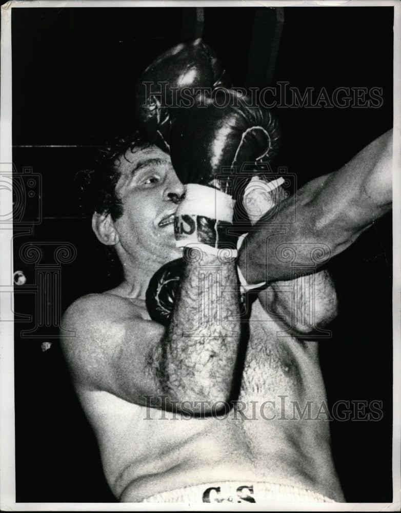 1969 Press Photo Dante Cane Takes a Punch in Neck From Roberto Davila - Historic Images