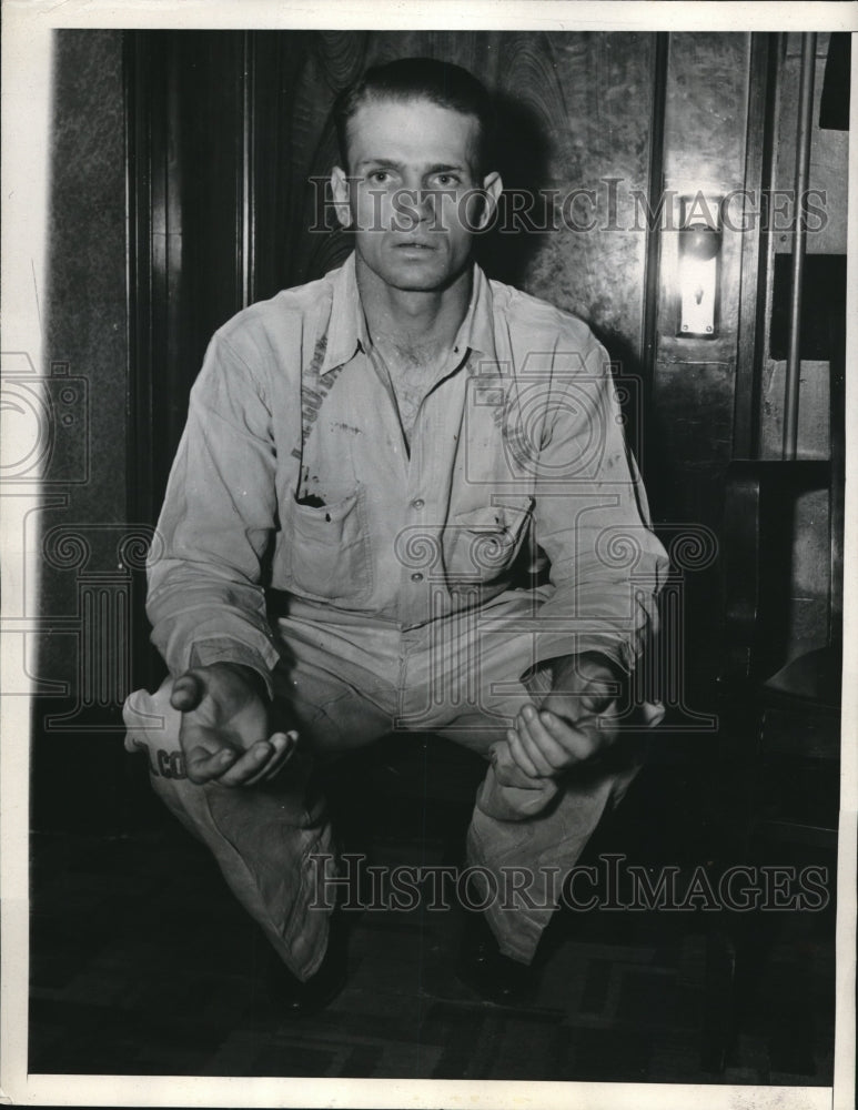 1937 Press Photo Bob Collins ready to enter his cell. - nes12388 - Historic Images