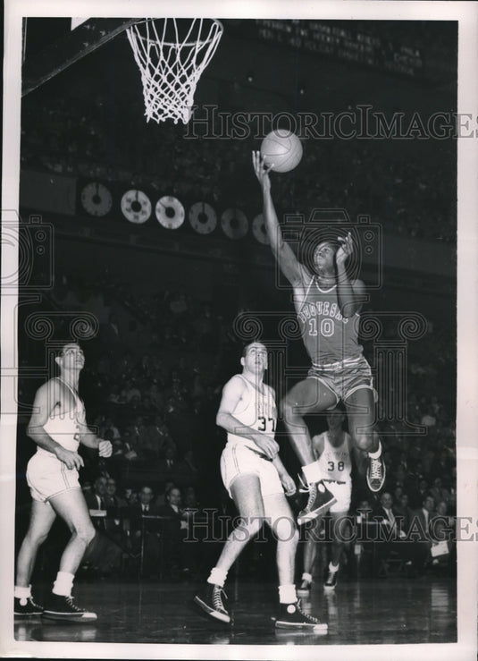 1953 Press Photo Fletcher Johnson of Duquesne Leaps for Rebound Against NY Univ - Historic Images