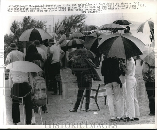 1966 Press Photo Spectators broke out umbrellas at Oak Cliff Country Club. - Historic Images