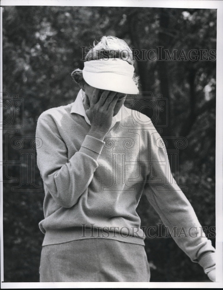 1960 Press Photo Betsy Rawls, miss a put at Western Open Tournament in Chicago - Historic Images