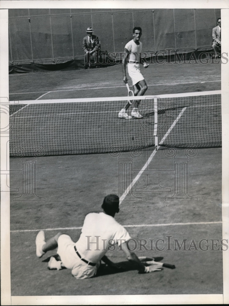 1946 Press Photo Billy Talbert falls on the court during his tennis championship - Historic Images