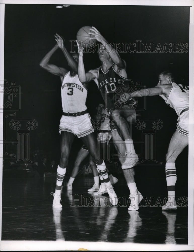 1959 Press Photo Emmett McCarthy of Notre Dame against Northwestern Univ. - Historic Images