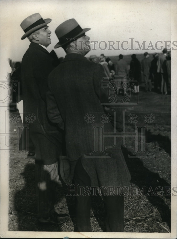 1929 Press Photo Harry K. Thaw with bodyguard in Mitchel Field wait for Bremen - Historic Images