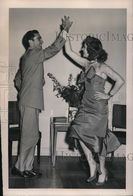 1943 Press Photo New York Socialite danced Mootsie Pootsie, Swiss Folk Dance. - Historic Images