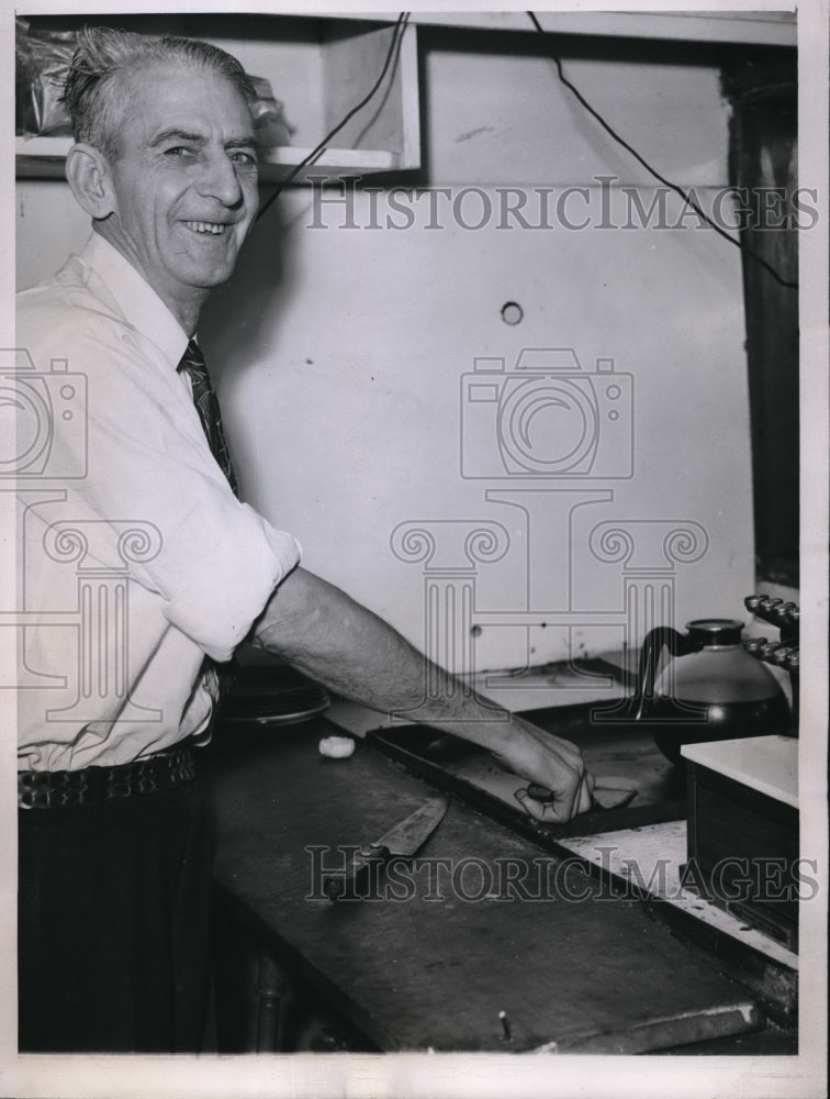 1944 Press Photo Rex Nelson Hamburger Stand owner to run for U.S. Senate - Historic Images