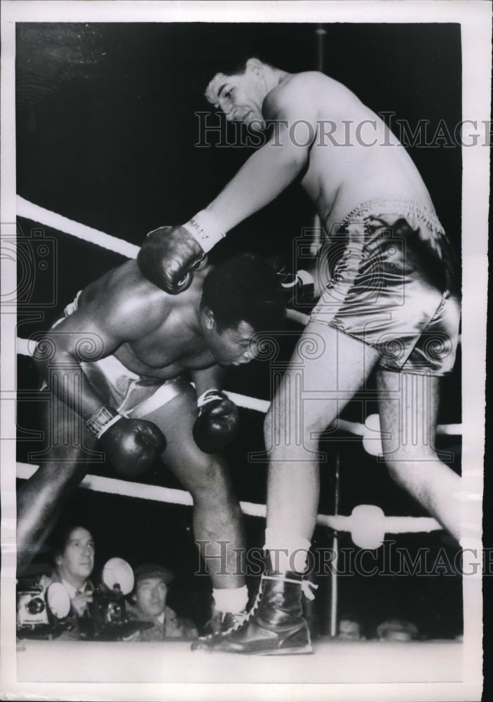 1955 Press Photo Jamaican Boxer Simon Templar miss a thrown nu Pottie Potgieter. - Historic Images