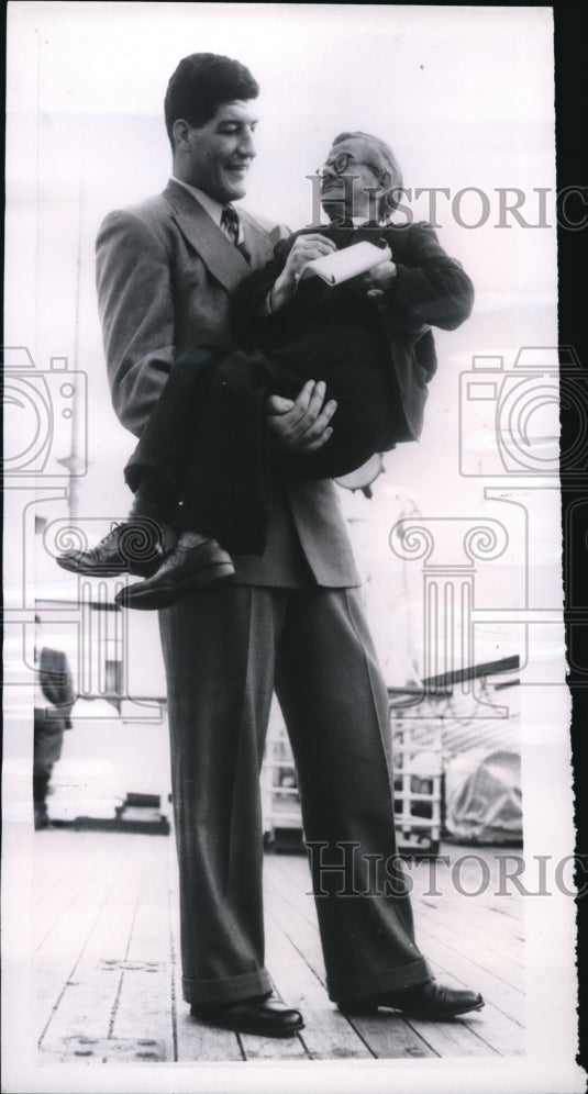 1955 Press Photo Reporter interviews South African Heavyweight Ewart Potgieter. - Historic Images