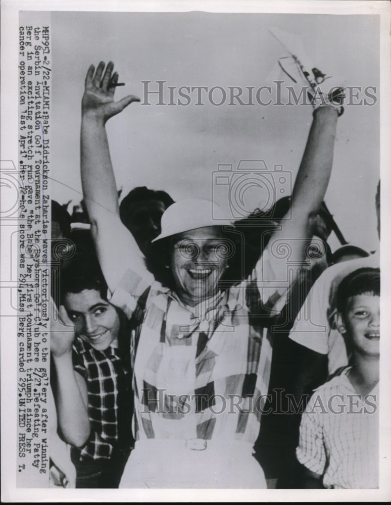 1954 Press Photo Babe Zaharias waves victory at Serbin Invitation Golf Tourney. - Historic Images