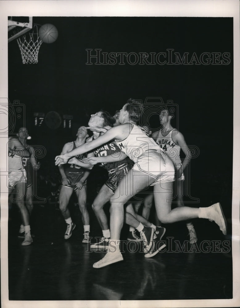 1951 Press Photo Frank Mulzoff, Fred Christ Forham, st. Johns Basketball game - Historic Images