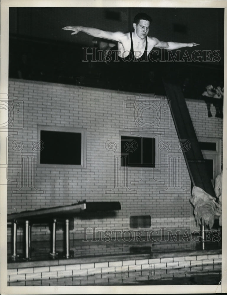 1935 Press Photo Fancy dive of Bob Helms in CCNY Swim Meet - nes12992 - Historic Images