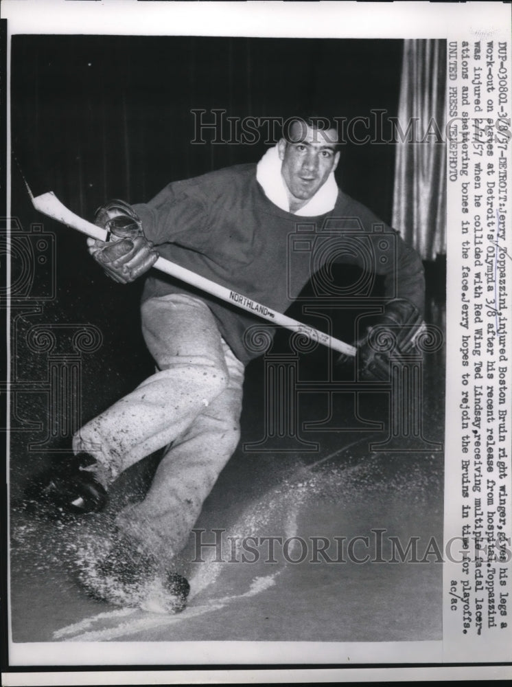 1957 Press Photo Boston Bruin Jerry Toppazzini Works Out at Detroit Olympia - Historic Images